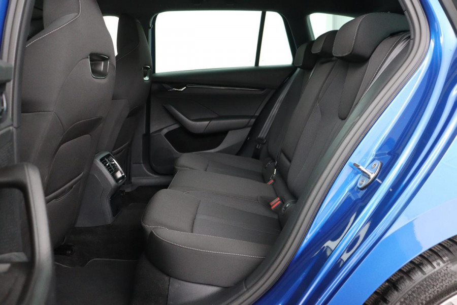 Škoda Octavia 1.0 e-TSI Sport | Carplay | Full LED | Navigatie | Sfeerverlichting | DAB | Sportstoelen | Climate control | Parkeerhulp