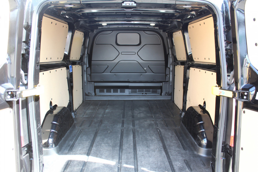 Ford Transit Custom 300 2.0-130pk TDCI L2H1 Limited AUTOMAAT ! Keurige nette en luxe Ford Transit Custom, slechts 47.000km !. Airco, schuifdeur li+re, LM wielen, stoel-, spiegel- en voorraamverw., side en lane assist, 3-zits, navigatie, telefoonvoorb., camera, pdc v+a, cruise cntrl etc.