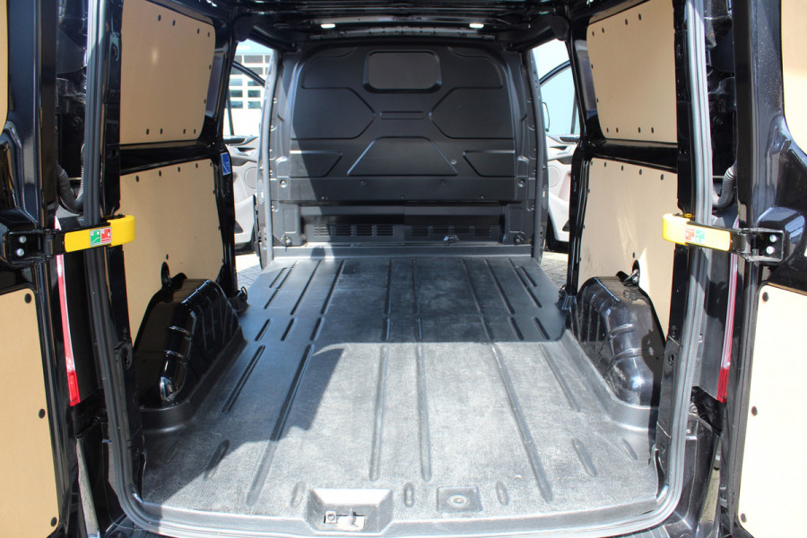 Ford Transit Custom 300 2.0-130pk TDCI L2H1 Limited AUTOMAAT ! Keurige nette en luxe Ford Transit Custom, slechts 47.000km !. Airco, schuifdeur li+re, LM wielen, stoel-, spiegel- en voorraamverw., side en lane assist, 3-zits, navigatie, telefoonvoorb., camera, pdc v+a, cruise cntrl etc.