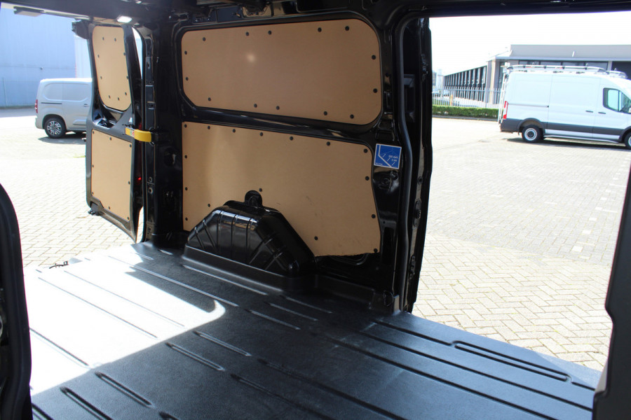 Ford Transit Custom 300 2.0-130pk TDCI L2H1 Limited AUTOMAAT ! Keurige nette en luxe Ford Transit Custom, slechts 47.000km !. Airco, schuifdeur li+re, LM wielen, stoel-, spiegel- en voorraamverw., side en lane assist, 3-zits, navigatie, telefoonvoorb., camera, pdc v+a, cruise cntrl etc.