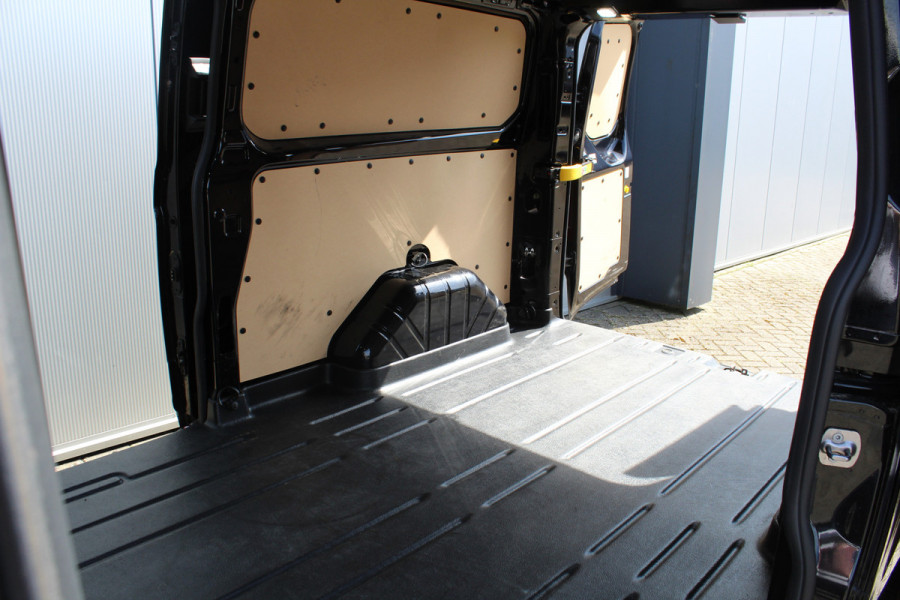 Ford Transit Custom 300 2.0-130pk TDCI L2H1 Limited AUTOMAAT ! Keurige nette en luxe Ford Transit Custom, slechts 47.000km !. Airco, schuifdeur li+re, LM wielen, stoel-, spiegel- en voorraamverw., side en lane assist, 3-zits, navigatie, telefoonvoorb., camera, pdc v+a, cruise cntrl etc.