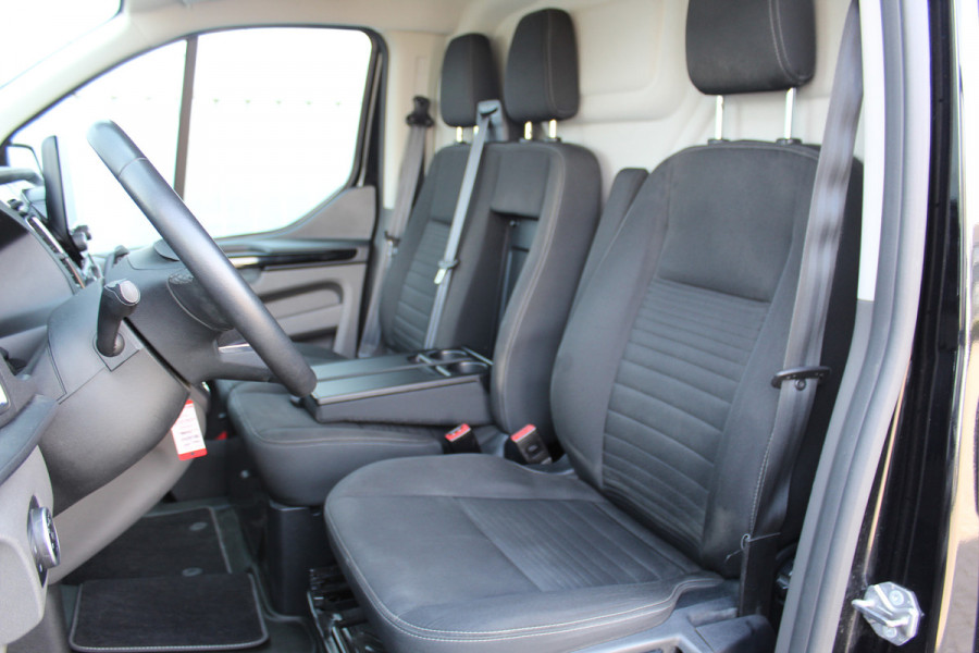 Ford Transit Custom 300 2.0-130pk TDCI L2H1 Limited AUTOMAAT ! Keurige nette en luxe Ford Transit Custom, slechts 47.000km !. Airco, schuifdeur li+re, LM wielen, stoel-, spiegel- en voorraamverw., side en lane assist, 3-zits, navigatie, telefoonvoorb., camera, pdc v+a, cruise cntrl etc.