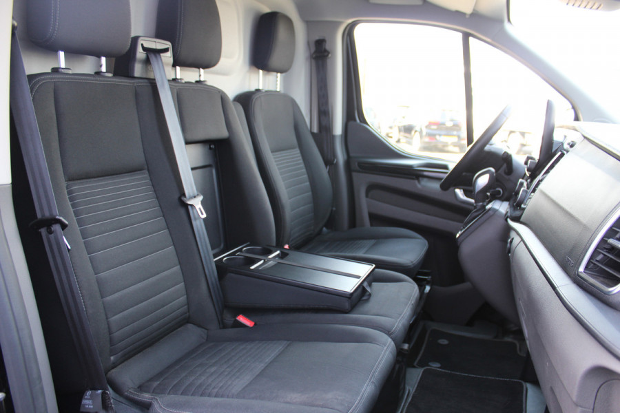 Ford Transit Custom 300 2.0-130pk TDCI L2H1 Limited AUTOMAAT ! Keurige nette en luxe Ford Transit Custom, slechts 47.000km !. Airco, schuifdeur li+re, LM wielen, stoel-, spiegel- en voorraamverw., side en lane assist, 3-zits, navigatie, telefoonvoorb., camera, pdc v+a, cruise cntrl etc.