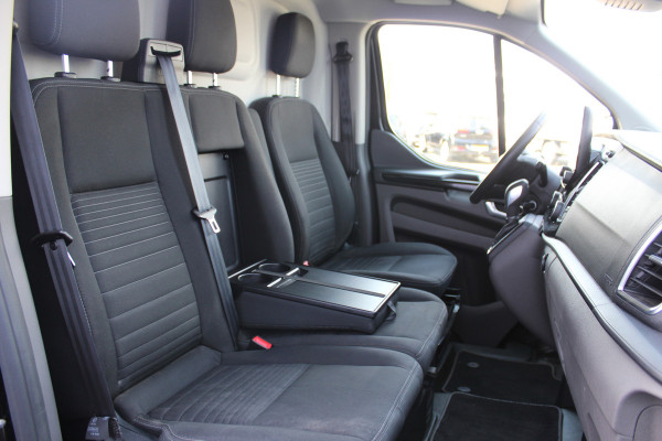 Ford Transit Custom 300 2.0-130pk TDCI L2H1 Limited AUTOMAAT ! Keurige nette en luxe Ford Transit Custom, slechts 47.000km !. Airco, schuifdeur li+re, LM wielen, stoel-, spiegel- en voorraamverw., side en lane assist, 3-zits, navigatie, telefoonvoorb., camera, pdc v+a, cruise cntrl etc.