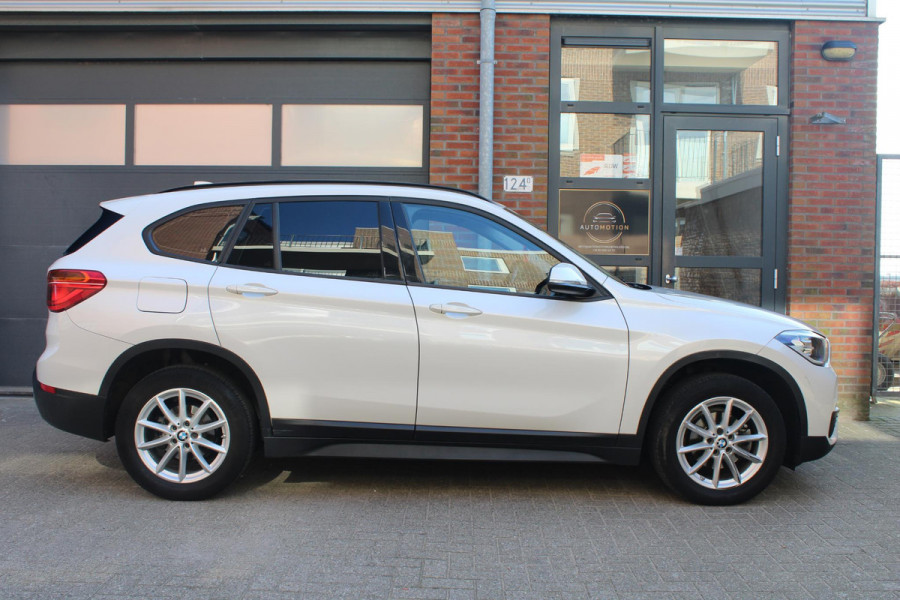 BMW X1 sDrive16d Executive | Parkeersonsoren | Aut. kofferbak