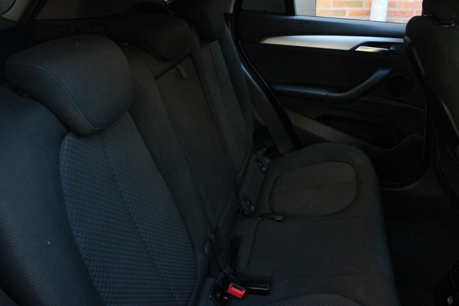 BMW X1 sDrive16d Executive | Parkeersonsoren | Aut. kofferbak