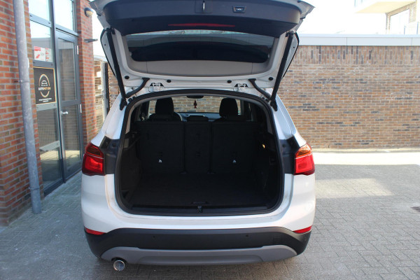 BMW X1 sDrive16d Executive | Parkeersonsoren | Aut. kofferbak