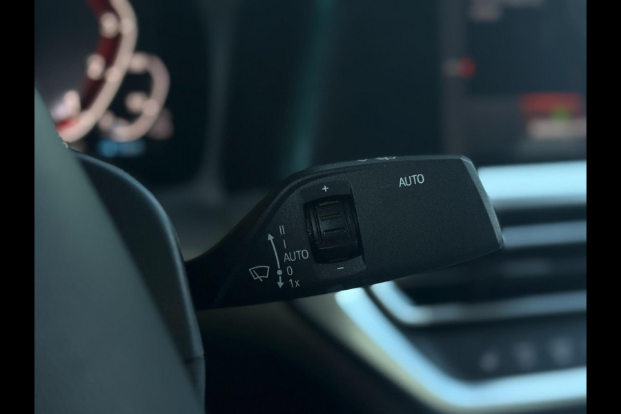 BMW 3 Serie 330E Plug-in Hybrid | 66.417 km | Shadow Line | M Velgen | Achteruitrijcamera | Stoelverwarming|PDC|