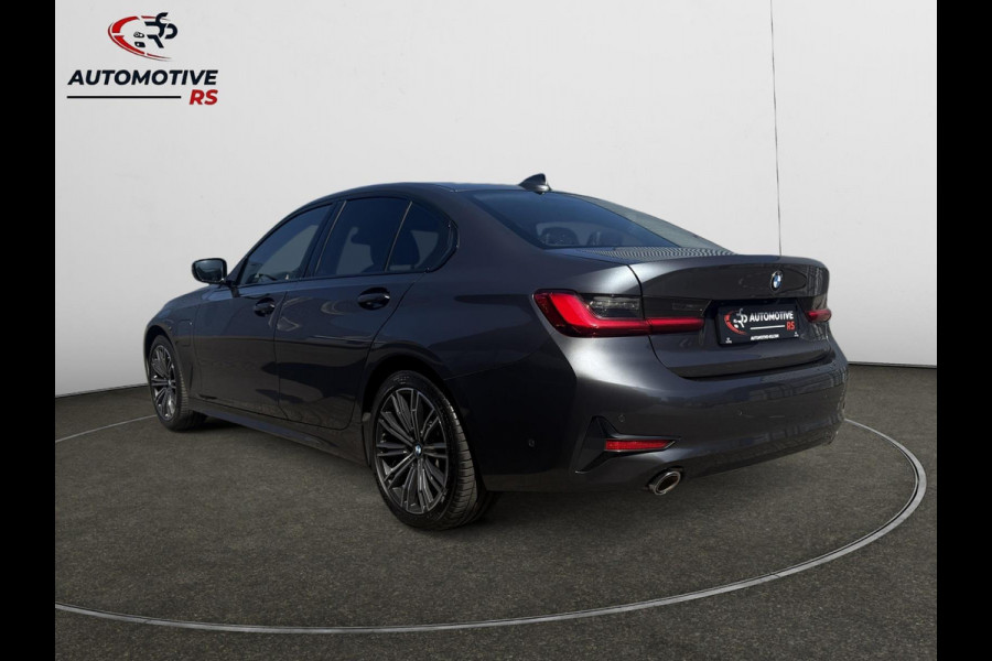 BMW 3 Serie 330E Plug-in Hybrid | 66.417 km | Shadow Line | M Velgen | Achteruitrijcamera | Stoelverwarming|PDC|