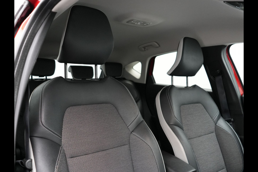 Renault Captur 1.3 TCe 140 Intens Automaat | Apple Carplay | Sportstoelen | Navigatie | Camera | DAB | L.M. 18" | Cruise Control |