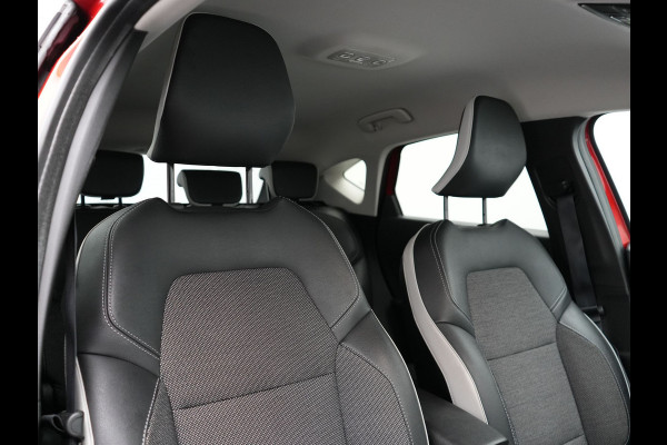 Renault Captur 1.3 TCe 140 Intens Automaat | Apple Carplay | Sportstoelen | Navigatie | Camera | DAB | L.M. 18" | Cruise Control |