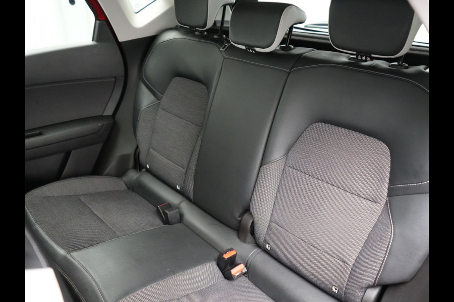 Renault Captur 1.3 TCe 140 Intens Automaat | Apple Carplay | Sportstoelen | Navigatie | Camera | DAB | L.M. 18" | Cruise Control |