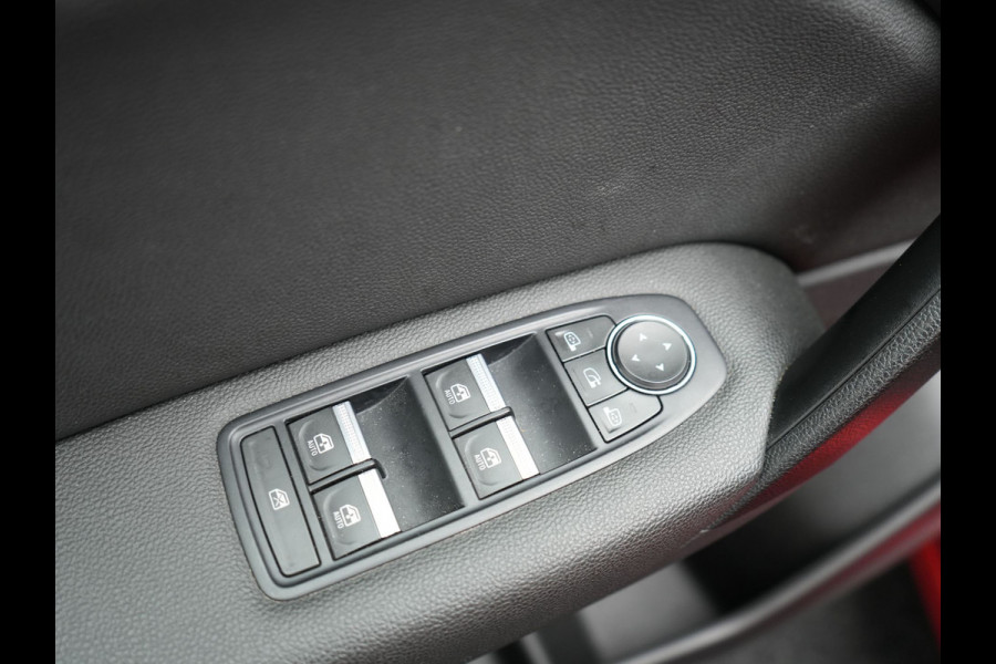 Renault Captur 1.3 TCe 140 Intens Automaat | Apple Carplay | Sportstoelen | Navigatie | Camera | DAB | L.M. 18" | Cruise Control |
