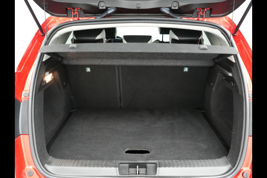 Renault Captur 1.3 TCe 140 Intens Automaat | Apple Carplay | Sportstoelen | Navigatie | Camera | DAB | L.M. 18" | Cruise Control |