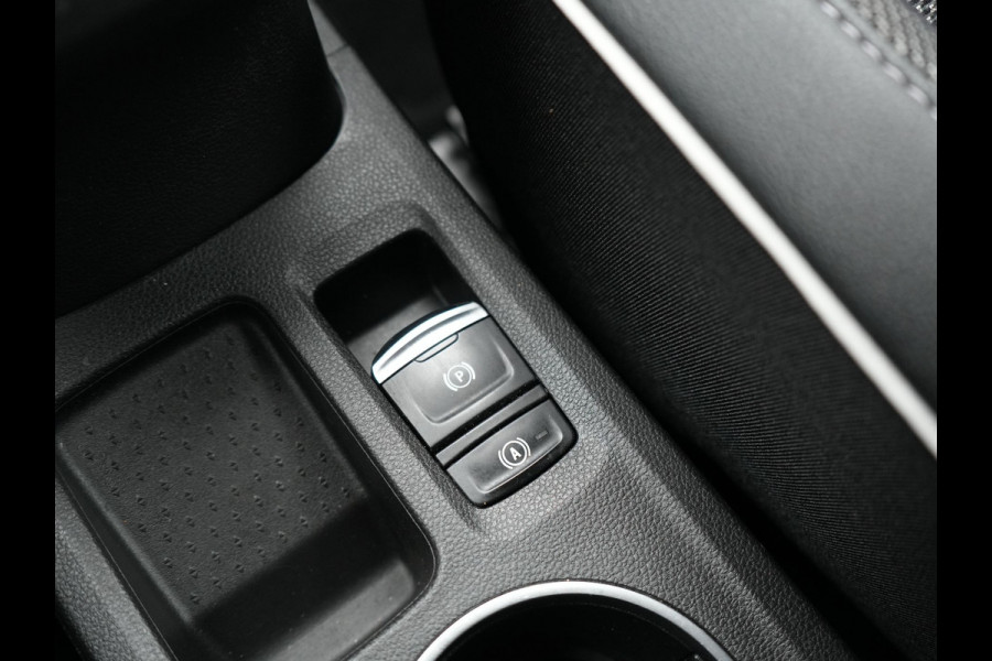 Renault Captur 1.3 TCe 140 Intens Automaat | Apple Carplay | Sportstoelen | Navigatie | Camera | DAB | L.M. 18" | Cruise Control |