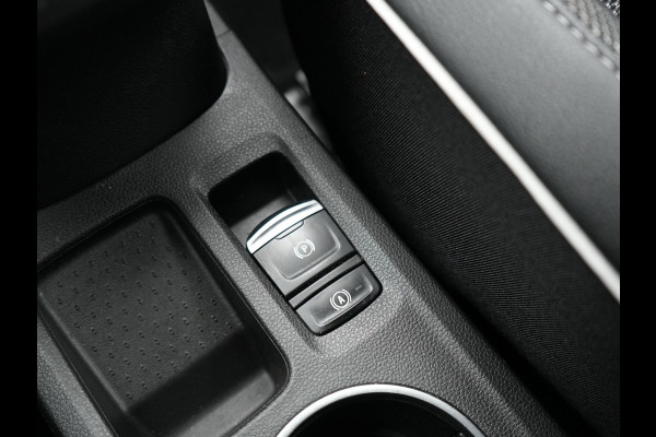 Renault Captur 1.3 TCe 140 Intens Automaat | Apple Carplay | Sportstoelen | Navigatie | Camera | DAB | L.M. 18" | Cruise Control |