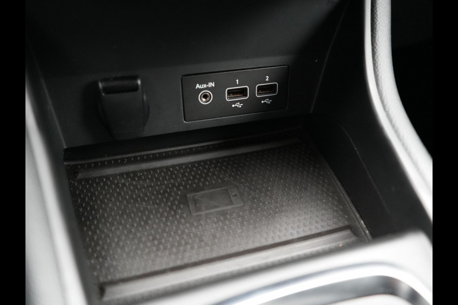 Renault Captur 1.3 TCe 140 Intens Automaat | Apple Carplay | Sportstoelen | Navigatie | Camera | DAB | L.M. 18" | Cruise Control |