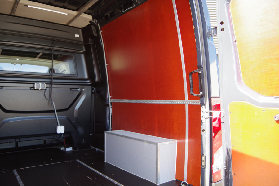 Iveco Daily 35S18HV 3.0 180PK AUT. DC-5P, 2X SCHUIFDEUR, 3.5T TREKHAAK, LED, CAMERA, CRUISE, CLIMA, NAVI, NL AUTO, NAP