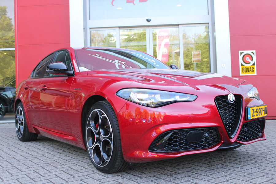 Alfa Romeo Giulia 2.0 T 280PK GME AWD VELOCE | ROSSO ETNA | SPERDIFFERENTIEEL Q4 | HARMAN KARDON BEAUTIFUL SOUND PACK 900W INCLUSIEF LEDEREN DASHBOARD | ALARM SYSTEEM | RIJASSISTENPAKKET | DODEHOEK DETECTIE | ELEKTRISCH BEDIENBARE VOORSTOELEN MET GEHEUGEN FUNCTIE | LEDEREN BEKLEDING | ZWARTE HEMELBEKLEDING | FULL LED MATRIX KOPLAMPEN | NAVIGATIE | APPLE CARPLAY/ANDROID AUTO | PARKEERSENSOREN VOOR EN ACHTER | 19" "5 PETALS " LICHTMETALEN VELGEN | ROOD GESPOTEN REMKLAUWEN | ADAPTIVE CRUISE CONTROL | STOEL VERWARMING | STUUR VERWARMING | | KEYLESS ENTRY/START |