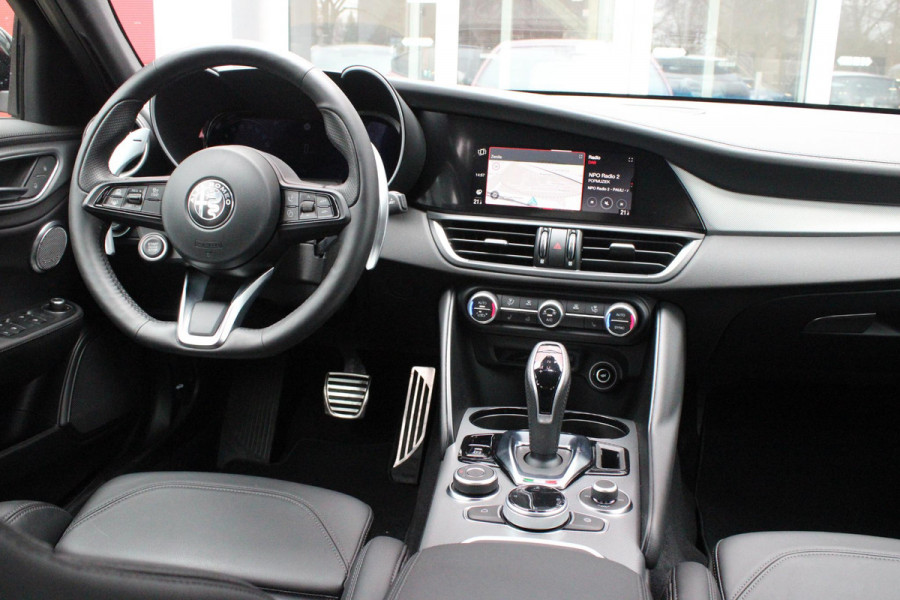 Alfa Romeo Giulia 2.0 T 280PK GME AWD VELOCE | ROSSO ETNA | SPERDIFFERENTIEEL Q4 | HARMAN KARDON BEAUTIFUL SOUND PACK 900W INCLUSIEF LEDEREN DASHBOARD | ALARM SYSTEEM | RIJASSISTENPAKKET | DODEHOEK DETECTIE | ELEKTRISCH BEDIENBARE VOORSTOELEN MET GEHEUGEN FUNCTIE | LEDEREN BEKLEDING | ZWARTE HEMELBEKLEDING | FULL LED MATRIX KOPLAMPEN | NAVIGATIE | APPLE CARPLAY/ANDROID AUTO | PARKEERSENSOREN VOOR EN ACHTER | 19" "5 PETALS " LICHTMETALEN VELGEN | ROOD GESPOTEN REMKLAUWEN | ADAPTIVE CRUISE CONTROL | STOEL VERWARMING | STUUR VERWARMING | | KEYLESS ENTRY/START |