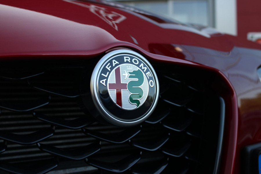 Alfa Romeo Giulia 2.0 T 280PK GME AWD VELOCE | ROSSO ETNA | SPERDIFFERENTIEEL Q4 | HARMAN KARDON BEAUTIFUL SOUND PACK 900W INCLUSIEF LEDEREN DASHBOARD | ALARM SYSTEEM | RIJASSISTENPAKKET | DODEHOEK DETECTIE | ELEKTRISCH BEDIENBARE VOORSTOELEN MET GEHEUGEN FUNCTIE | LEDEREN BEKLEDING | ZWARTE HEMELBEKLEDING | FULL LED MATRIX KOPLAMPEN | NAVIGATIE | APPLE CARPLAY/ANDROID AUTO | PARKEERSENSOREN VOOR EN ACHTER | 19" "5 PETALS " LICHTMETALEN VELGEN | ROOD GESPOTEN REMKLAUWEN | ADAPTIVE CRUISE CONTROL | STOEL VERWARMING | STUUR VERWARMING | | KEYLESS ENTRY/START |