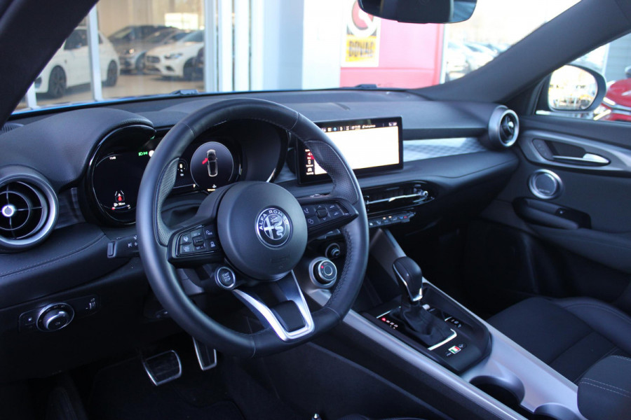 Alfa Romeo Tonale 1.3T PHEV Q4 280PK Edizione Speciale | PANORAMISCH SCHUIF / KANTELDAK | HARMAN CARDON PREMIUM AUDIO  | LEDEREN BEKLEDING | VOORSTOELEN / STUUR VERWARMD | VOORSTOELEN GEVENTILEERD | VOORSTOELEN ELEKTRISCH VERSTELBAAR MET GEHEUGEN FUNCTIE | APPLE CARPLAY / ANDROID AUTO | 360° CAMERA | DODEHOEK DETECTIE | 20"INCH LICHTMETALEN VELGEN | ADAPTIVE CRUISE CONTROL | KEYLESS ENTRY / START | ELEKTRISCH BEDIENBARE ACHTERKLEP | DRAADLOZE TELEFOONLADER | SFEER VERLICHTING | DONKERE HEMELBEKLEDING |