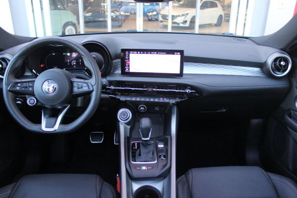 Alfa Romeo Tonale 1.3T PHEV Q4 280PK Edizione Speciale | PANORAMISCH SCHUIF / KANTELDAK | HARMAN CARDON PREMIUM AUDIO  | LEDEREN BEKLEDING | VOORSTOELEN / STUUR VERWARMD | VOORSTOELEN GEVENTILEERD | VOORSTOELEN ELEKTRISCH VERSTELBAAR MET GEHEUGEN FUNCTIE | APPLE CARPLAY / ANDROID AUTO | 360° CAMERA | DODEHOEK DETECTIE | 20"INCH LICHTMETALEN VELGEN | ADAPTIVE CRUISE CONTROL | KEYLESS ENTRY / START | ELEKTRISCH BEDIENBARE ACHTERKLEP | DRAADLOZE TELEFOONLADER | SFEER VERLICHTING | DONKERE HEMELBEKLEDING |