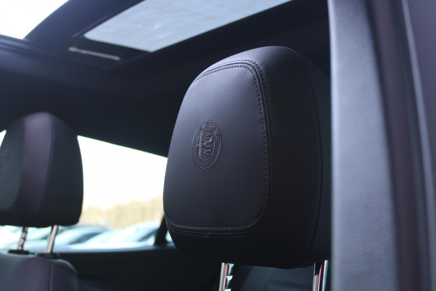 Alfa Romeo Tonale 1.3T PHEV Q4 280PK Edizione Speciale | PANORAMISCH SCHUIF / KANTELDAK | HARMAN CARDON PREMIUM AUDIO  | LEDEREN BEKLEDING | VOORSTOELEN / STUUR VERWARMD | VOORSTOELEN GEVENTILEERD | VOORSTOELEN ELEKTRISCH VERSTELBAAR MET GEHEUGEN FUNCTIE | APPLE CARPLAY / ANDROID AUTO | 360° CAMERA | DODEHOEK DETECTIE | 20"INCH LICHTMETALEN VELGEN | ADAPTIVE CRUISE CONTROL | KEYLESS ENTRY / START | ELEKTRISCH BEDIENBARE ACHTERKLEP | DRAADLOZE TELEFOONLADER | SFEER VERLICHTING | DONKERE HEMELBEKLEDING |