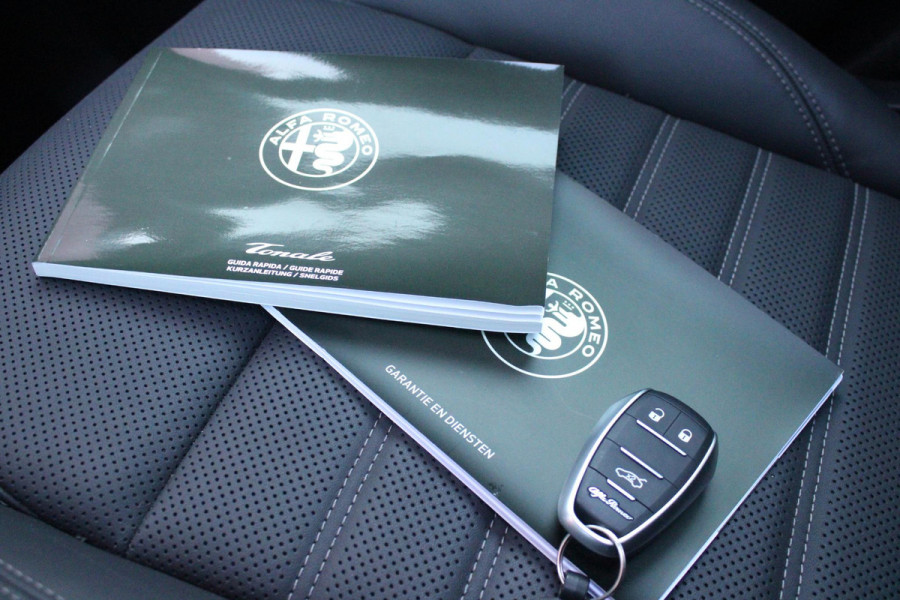Alfa Romeo Tonale 1.3T PHEV Q4 280PK Edizione Speciale | PANORAMISCH SCHUIF / KANTELDAK | HARMAN CARDON PREMIUM AUDIO  | LEDEREN BEKLEDING | VOORSTOELEN / STUUR VERWARMD | VOORSTOELEN GEVENTILEERD | VOORSTOELEN ELEKTRISCH VERSTELBAAR MET GEHEUGEN FUNCTIE | APPLE CARPLAY / ANDROID AUTO | 360° CAMERA | DODEHOEK DETECTIE | 20"INCH LICHTMETALEN VELGEN | ADAPTIVE CRUISE CONTROL | KEYLESS ENTRY / START | ELEKTRISCH BEDIENBARE ACHTERKLEP | DRAADLOZE TELEFOONLADER | SFEER VERLICHTING | DONKERE HEMELBEKLEDING |