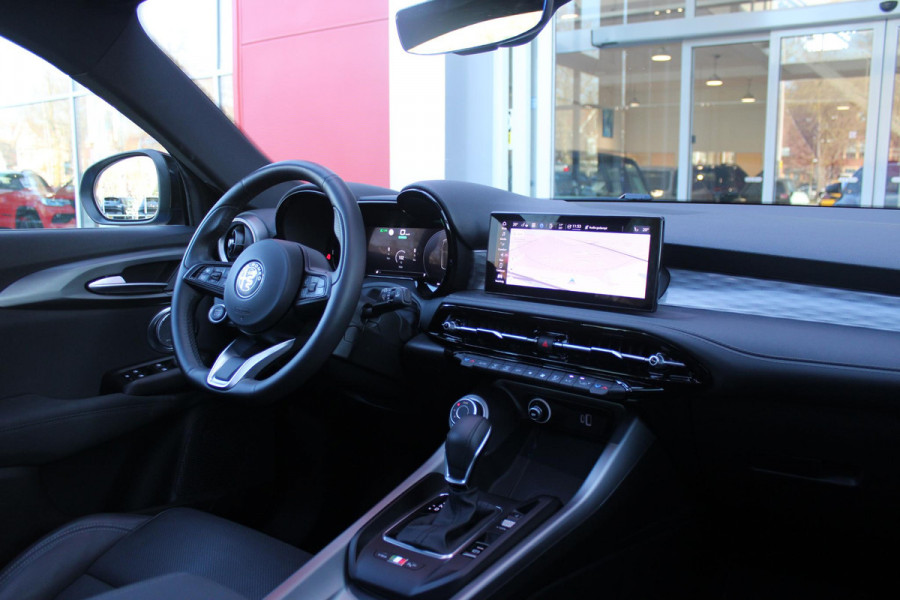 Alfa Romeo Tonale 1.3T PHEV Q4 280PK Edizione Speciale | PANORAMISCH SCHUIF / KANTELDAK | HARMAN CARDON PREMIUM AUDIO  | LEDEREN BEKLEDING | VOORSTOELEN / STUUR VERWARMD | VOORSTOELEN GEVENTILEERD | VOORSTOELEN ELEKTRISCH VERSTELBAAR MET GEHEUGEN FUNCTIE | APPLE CARPLAY / ANDROID AUTO | 360° CAMERA | DODEHOEK DETECTIE | 20"INCH LICHTMETALEN VELGEN | ADAPTIVE CRUISE CONTROL | KEYLESS ENTRY / START | ELEKTRISCH BEDIENBARE ACHTERKLEP | DRAADLOZE TELEFOONLADER | SFEER VERLICHTING | DONKERE HEMELBEKLEDING |