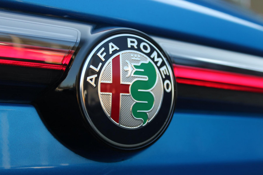 Alfa Romeo Tonale 1.3T PHEV Q4 280PK Edizione Speciale | PANORAMISCH SCHUIF / KANTELDAK | HARMAN CARDON PREMIUM AUDIO  | LEDEREN BEKLEDING | VOORSTOELEN / STUUR VERWARMD | VOORSTOELEN GEVENTILEERD | VOORSTOELEN ELEKTRISCH VERSTELBAAR MET GEHEUGEN FUNCTIE | APPLE CARPLAY / ANDROID AUTO | 360° CAMERA | DODEHOEK DETECTIE | 20"INCH LICHTMETALEN VELGEN | ADAPTIVE CRUISE CONTROL | KEYLESS ENTRY / START | ELEKTRISCH BEDIENBARE ACHTERKLEP | DRAADLOZE TELEFOONLADER | SFEER VERLICHTING | DONKERE HEMELBEKLEDING |