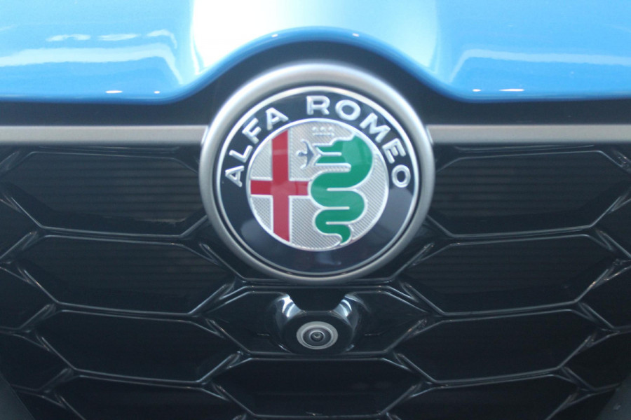 Alfa Romeo Tonale 1.3T PHEV Q4 280PK Edizione Speciale | PANORAMISCH SCHUIF / KANTELDAK | HARMAN CARDON PREMIUM AUDIO  | LEDEREN BEKLEDING | VOORSTOELEN / STUUR VERWARMD | VOORSTOELEN GEVENTILEERD | VOORSTOELEN ELEKTRISCH VERSTELBAAR MET GEHEUGEN FUNCTIE | APPLE CARPLAY / ANDROID AUTO | 360° CAMERA | DODEHOEK DETECTIE | 20"INCH LICHTMETALEN VELGEN | ADAPTIVE CRUISE CONTROL | KEYLESS ENTRY / START | ELEKTRISCH BEDIENBARE ACHTERKLEP | DRAADLOZE TELEFOONLADER | SFEER VERLICHTING | DONKERE HEMELBEKLEDING |
