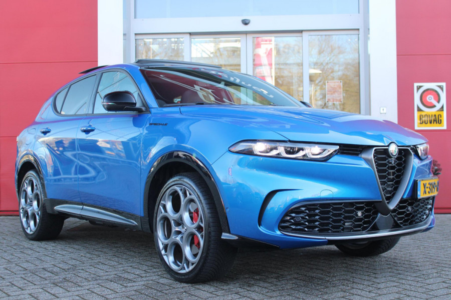 Alfa Romeo Tonale 1.3T PHEV Q4 280PK Edizione Speciale | PANORAMISCH SCHUIF / KANTELDAK | HARMAN CARDON PREMIUM AUDIO  | LEDEREN BEKLEDING | VOORSTOELEN / STUUR VERWARMD | VOORSTOELEN GEVENTILEERD | VOORSTOELEN ELEKTRISCH VERSTELBAAR MET GEHEUGEN FUNCTIE | APPLE CARPLAY / ANDROID AUTO | 360° CAMERA | DODEHOEK DETECTIE | 20"INCH LICHTMETALEN VELGEN | ADAPTIVE CRUISE CONTROL | KEYLESS ENTRY / START | ELEKTRISCH BEDIENBARE ACHTERKLEP | DRAADLOZE TELEFOONLADER | SFEER VERLICHTING | DONKERE HEMELBEKLEDING |
