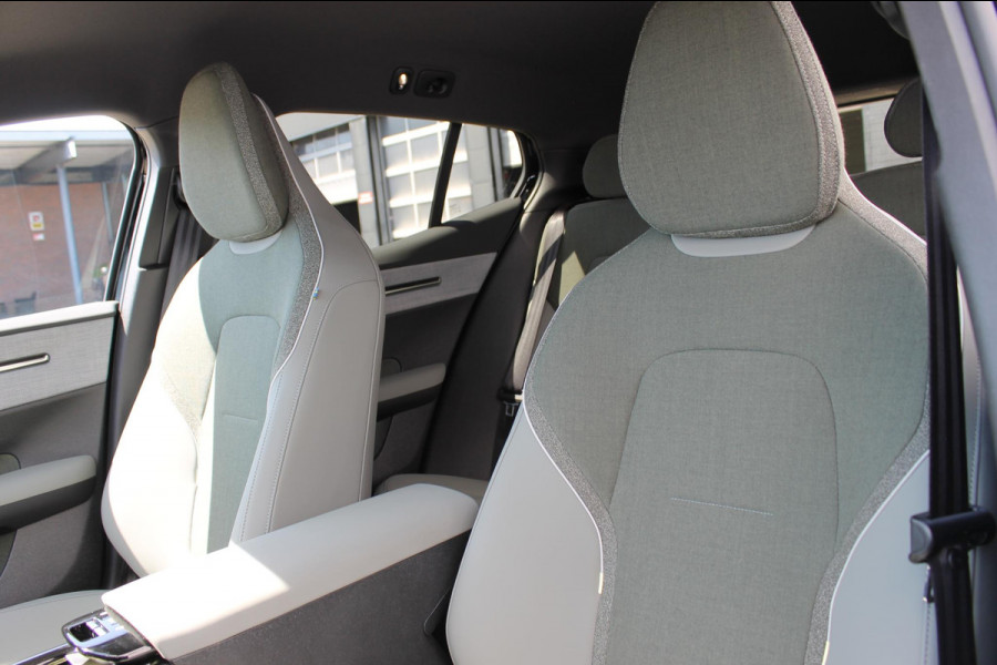 Volvo EX30 Single Motor Plus 272PK Automaat 51 kWh Google Services / 18" lichtmetalen velgen incl all seasonbanden / Parkeer sensoren voor en achter met parkeercamera achter / Adaptieve Cruise Control