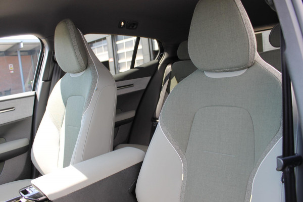 Volvo EX30 Single Motor Plus 272PK Automaat 51 kWh Google Services / 18" lichtmetalen velgen incl all seasonbanden / Parkeer sensoren voor en achter met parkeercamera achter / Adaptieve Cruise Control