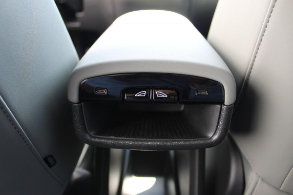 Volvo EX30 Single Motor Plus 272PK Automaat 51 kWh Google Services / 18" lichtmetalen velgen incl all seasonbanden / Parkeer sensoren voor en achter met parkeercamera achter / Adaptieve Cruise Control