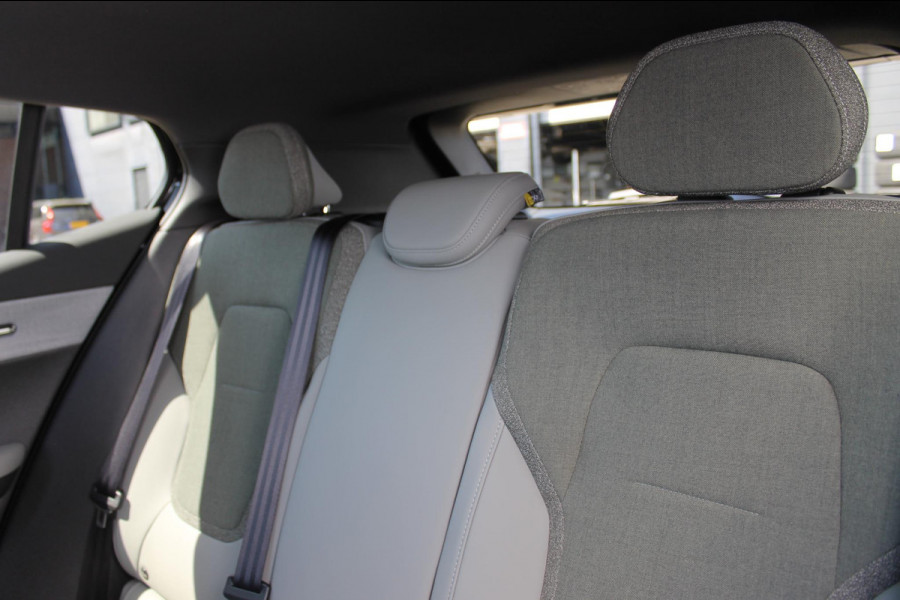 Volvo EX30 Single Motor Plus 272PK Automaat 51 kWh Google Services / 18" lichtmetalen velgen incl all seasonbanden / Parkeer sensoren voor en achter met parkeercamera achter / Adaptieve Cruise Control