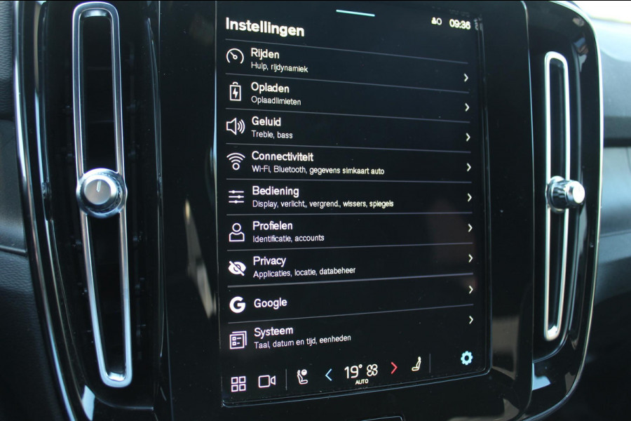 Volvo XC40 Recharge Plus 231PK Automaat 70 kWh 20" lichtmetalen velgen / Google infotainment / Getinte ramen vanaf de B-stijl / All Season banden / Apple Carplay