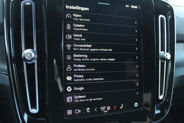 Volvo XC40 Recharge Plus 231PK Automaat 70 kWh 20" lichtmetalen velgen / Google infotainment / Getinte ramen vanaf de B-stijl / All Season banden / Apple Carplay