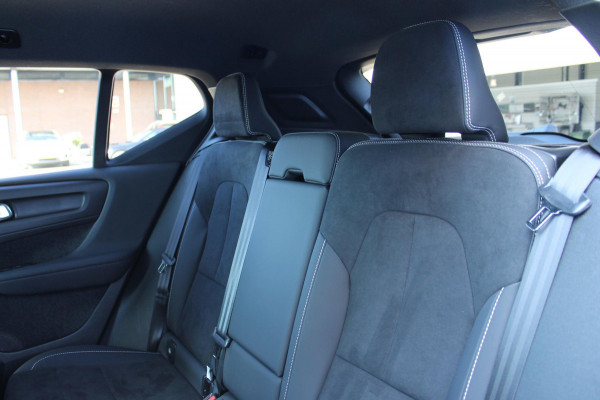 Volvo XC40 Recharge Plus 231PK Automaat 70 kWh 20" lichtmetalen velgen / Google infotainment / Getinte ramen vanaf de B-stijl / All Season banden / Apple Carplay