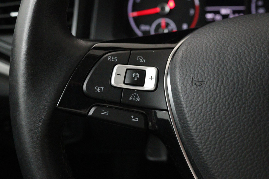 Volkswagen Polo 1.0 TSI Comfortline (NAP, PARKEERSENSOREN, CRUISE CONTROL ADAPTIEF, NAVIGATIE, AUTOMAAT, NL-AUTO)