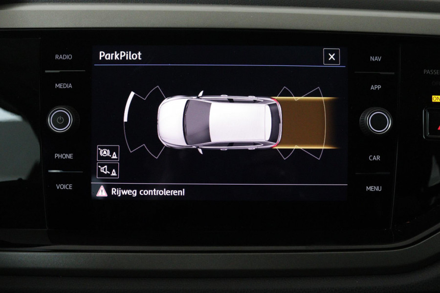 Volkswagen Polo 1.0 TSI Comfortline (NAP, PARKEERSENSOREN, CRUISE CONTROL ADAPTIEF, NAVIGATIE, AUTOMAAT, NL-AUTO)