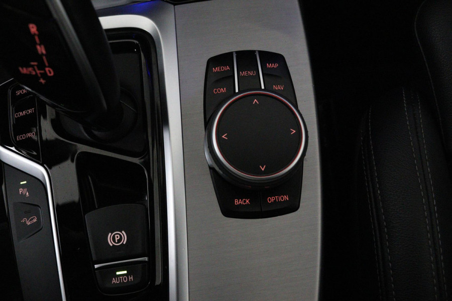BMW X3 XDrive20i High Executive (PANORAMADAK, TREKHAAK, CAMERA, NAVIGATIE, STOELVERWARMING, ELEKTR STOELEN, DEALER ONDERHOUDEN)