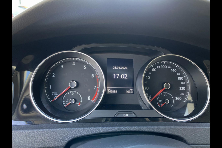Volkswagen Golf 1.0 TSI IQ-Drive Limited - Navigatie / Apple CarPlay I Airco I LED I PDC I Sport velgen I Dealer onderhouden