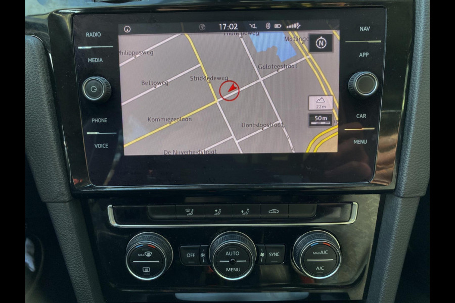 Volkswagen Golf 1.0 TSI IQ-Drive Limited - Navigatie / Apple CarPlay I Airco I LED I PDC I Sport velgen I Dealer onderhouden