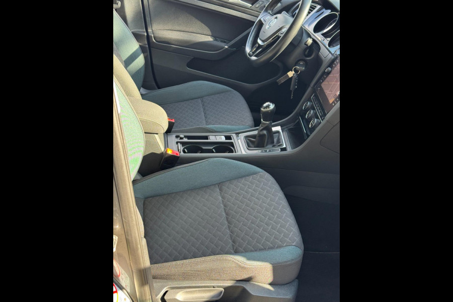Volkswagen Golf 1.0 TSI IQ-Drive Limited - Navigatie / Apple CarPlay I Airco I LED I PDC I Sport velgen I Dealer onderhouden