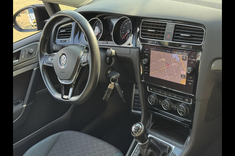Volkswagen Golf 1.0 TSI IQ-Drive Limited - Navigatie / Apple CarPlay I Airco I LED I PDC I Sport velgen I Dealer onderhouden
