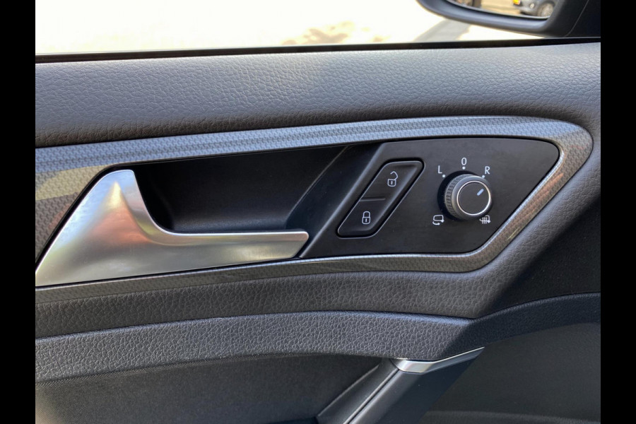 Volkswagen Golf 1.0 TSI IQ-Drive Limited - Navigatie / Apple CarPlay I Airco I LED I PDC I Sport velgen I Dealer onderhouden