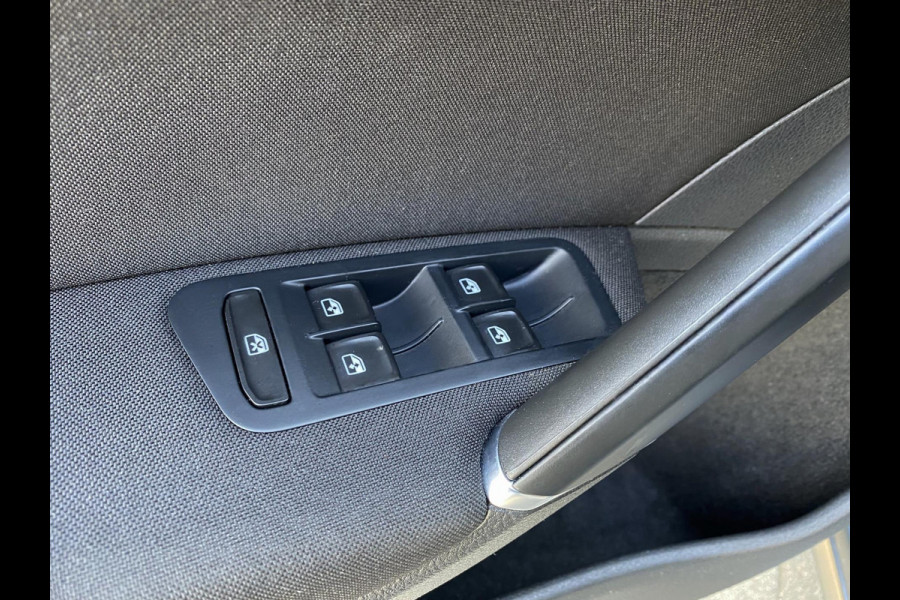 Volkswagen Golf 1.0 TSI IQ-Drive Limited - Navigatie / Apple CarPlay I Airco I LED I PDC I Sport velgen I Dealer onderhouden