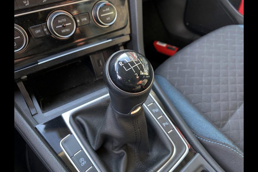 Volkswagen Golf 1.0 TSI IQ-Drive Limited - Navigatie / Apple CarPlay I Airco I LED I PDC I Sport velgen I Dealer onderhouden